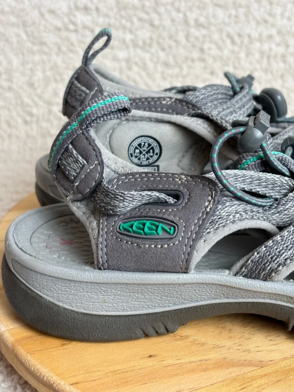 Keen Sandals Womens 7.5 Whisper Closed Toe Bungee Water Shoe in Grey Green